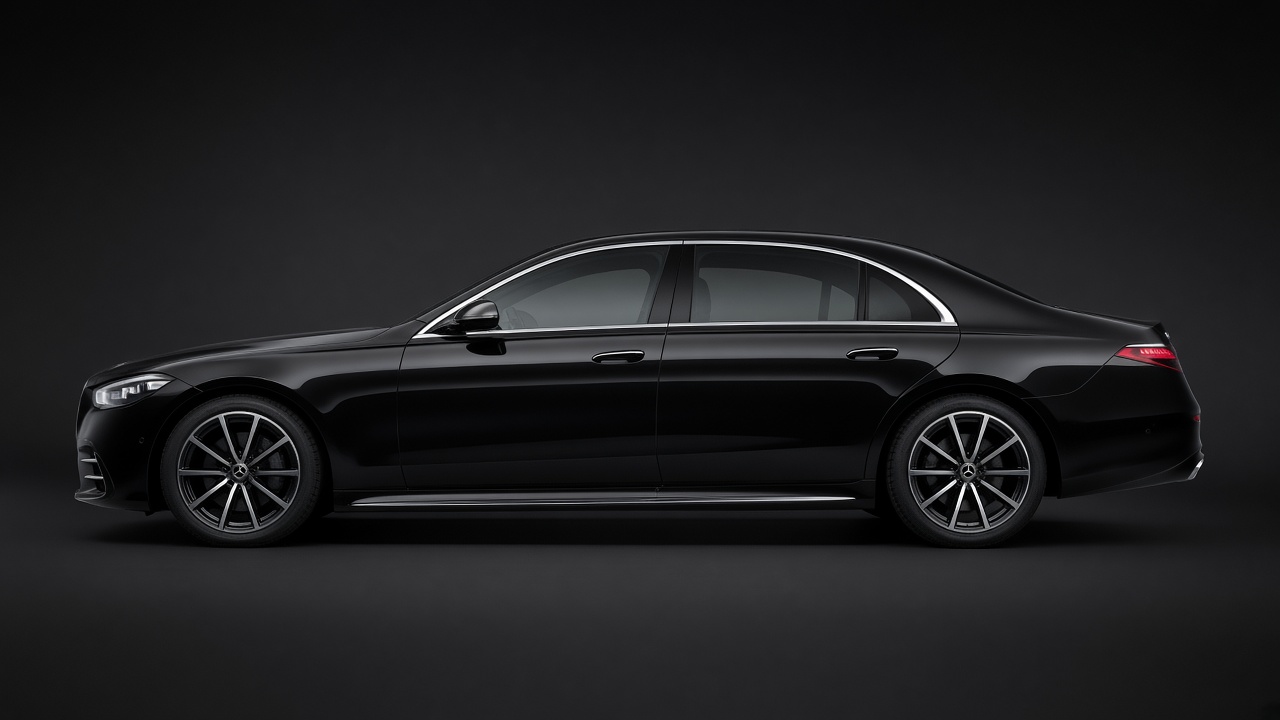 Berline de grand luxe noire, de profil